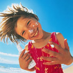 Solbeskyttelse er vigtigt for at beskytte mod solskoldning og hudkræft