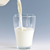 Vælg skummetmælk eller kærnemælk, når du vil tabe dig